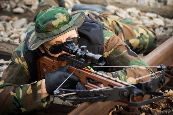 Homem militar apontando com besta — Fotografia de Stock