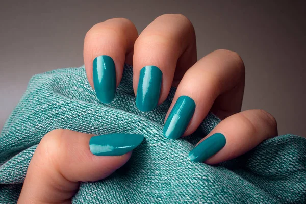 Manucure ongles turquoise — Photo