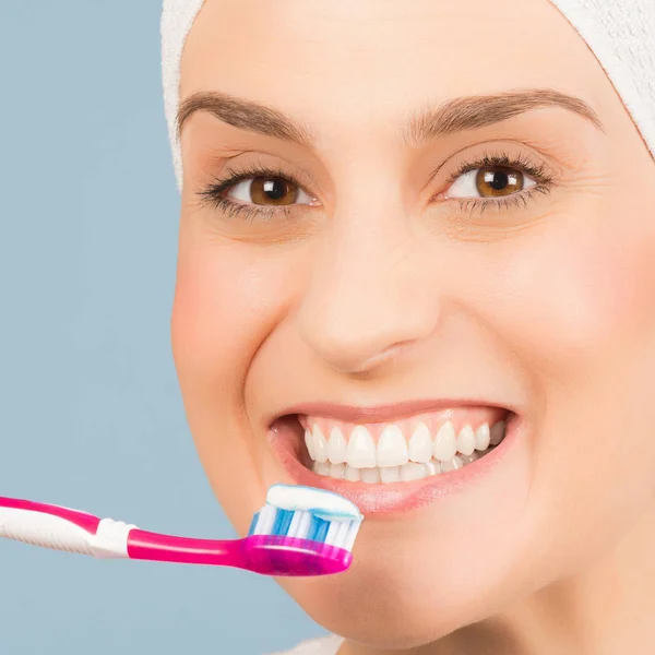 Escovação de dentes brancos saudáveis — Fotografia de Stock