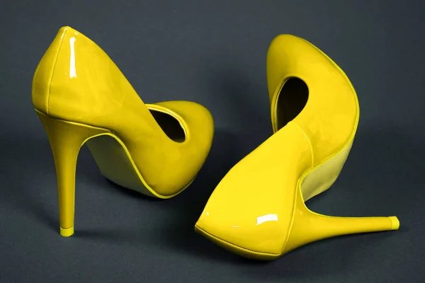 Gelbe Schuhe mit hohen Absätzen — Stockfoto