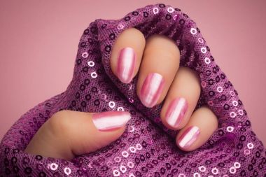 pembe tırnak manikür