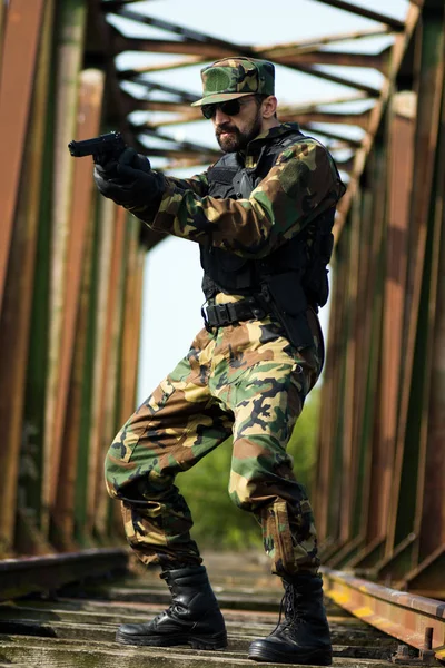 Militar apuntando con arma —  Fotos de Stock