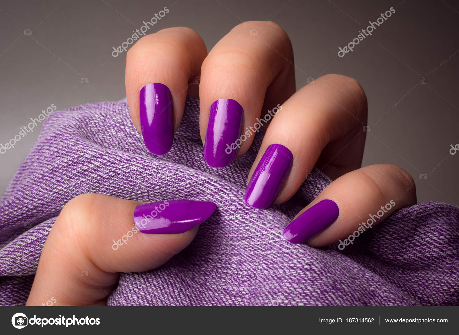paarse nagels manicure — Stockfoto © gyurma #187314562