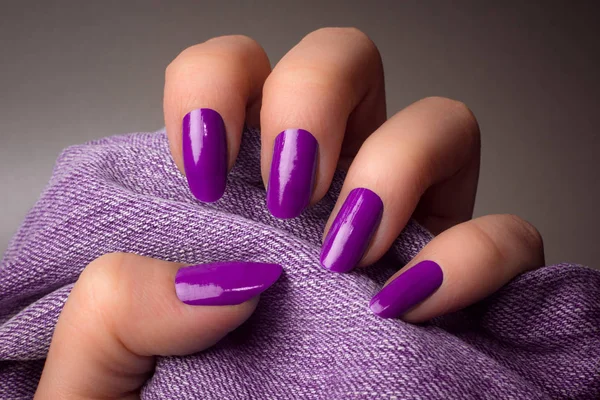 Manicure unghie viola — Foto Stock