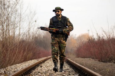 Güvenlik görevlisi tatar yayı ile