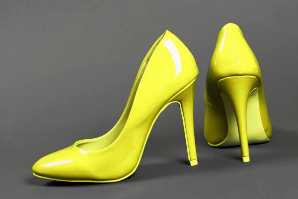 Sárga magas sarkú cipő — Stock Fotó