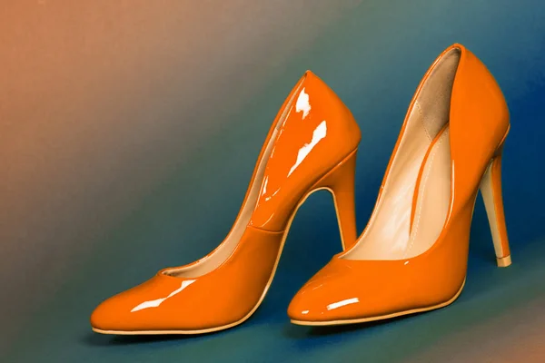 Chaussures à talons hauts orange — Photo