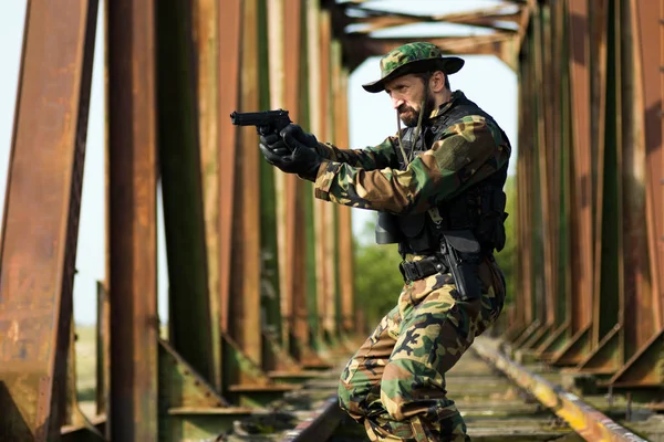 Tentara membidik dengan pistol — Stok Foto