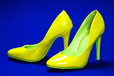 Sarı topuklu ayakkabı