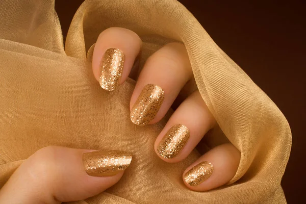 Wysadzana złote paznokcie manicure — Zdjęcie stockowe
