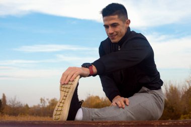 Sportif erkek koşu sonra germe