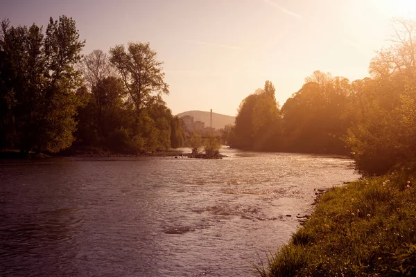 Paysage fluvial au lever du soleil — Photo