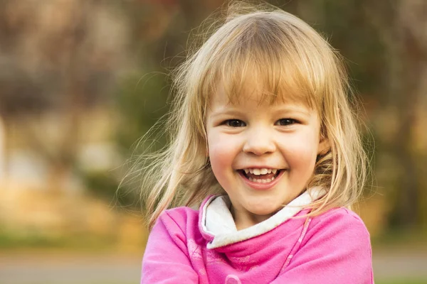 Gelukkig lachen schattig klein meisje portret — Stockfoto