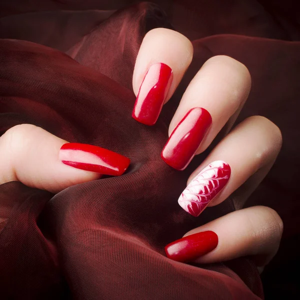 Bela manicure unhas vermelhas — Fotografia de Stock
