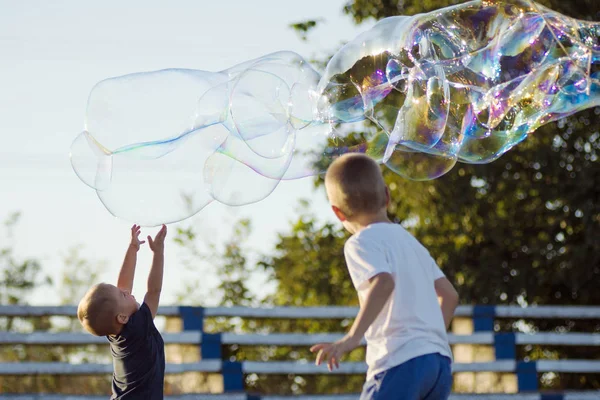 Jongens spelen met zeepbellen — Stockfoto