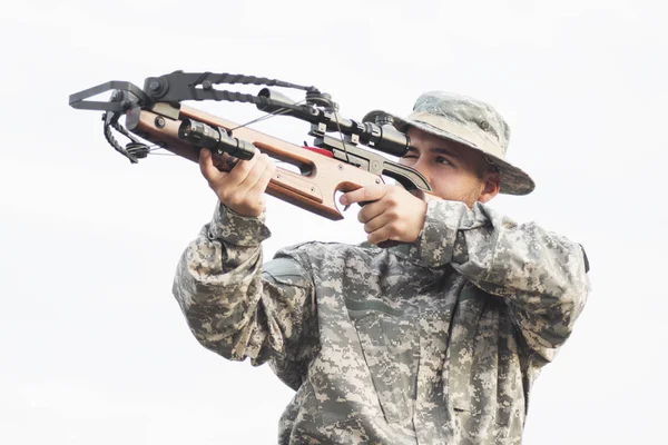 Zielen und Schießen mit Armbrust — Stockfoto