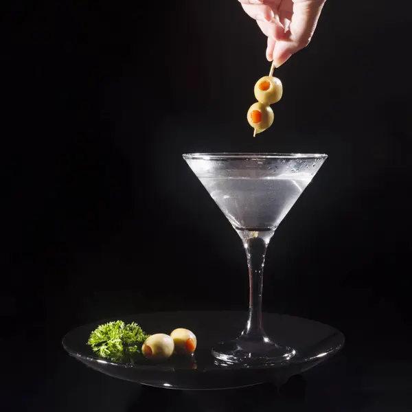 Bebida de martini con aceitunas —  Fotos de Stock