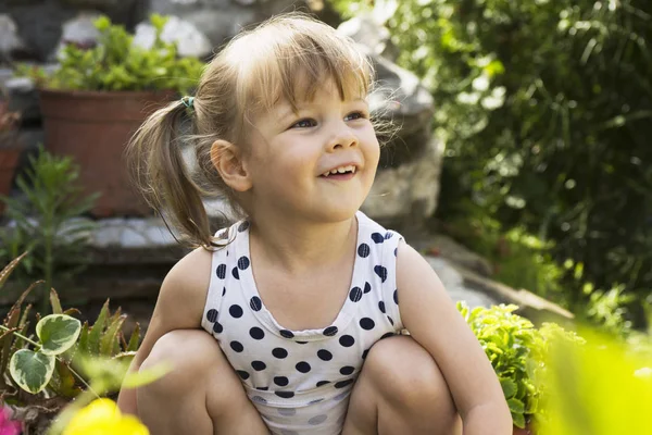 Klein meisje spelen in de tuin — Stockfoto