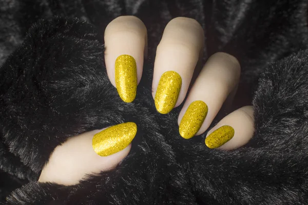 Manucure ongles jaune brillant — Photo