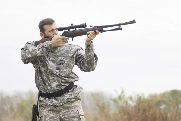 Jäger schießt mit Waffe — Stockfoto