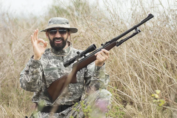 Pemburu dengan senapan menunjukkan OK — Stok Foto