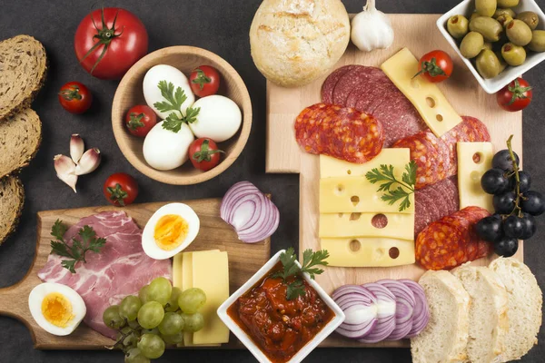 Gourmet Aptitretare Fat Eller Frukostbord Med Lyxiga Livsmedelsingredienser — Stockfoto
