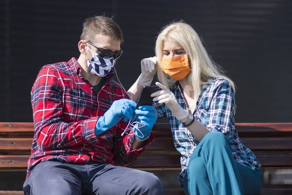 Het Paar Met Beschermende Maskers Handschoenen Luistert Muziek Het Gebruik — Stockfoto