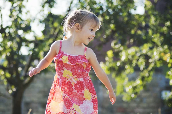 Schattig Klein Twee Jaar Oud Meisje Rood Bloemen Jurk Buiten — Stockfoto