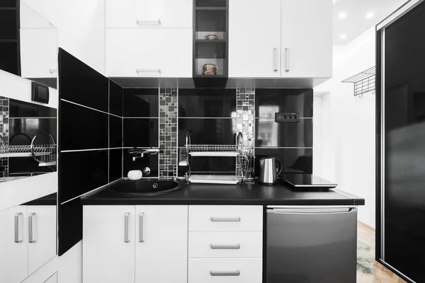 Modern Siyah Beyaz Mutfağın Içinde Küçük Bir Dairede — Stok fotoğraf