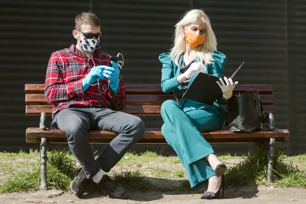 Život Lidí Sezóně Koronaviru Muž Žena Ochrannou Maskou Rukavicemi Sedí — Stock fotografie