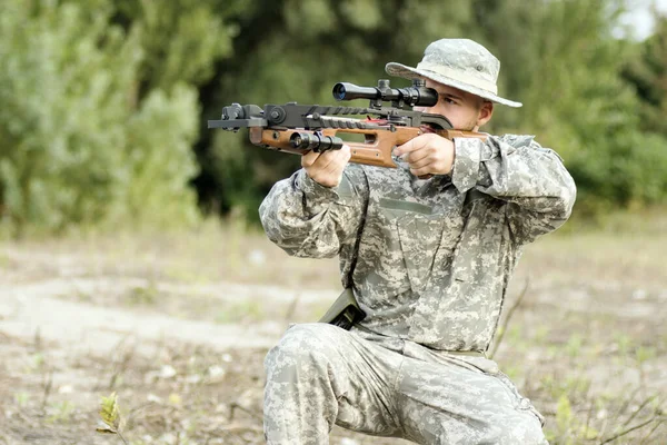 Caçador Soldado Uniforme Militar Está Apontando Atirando Com Arma Besta — Fotografia de Stock