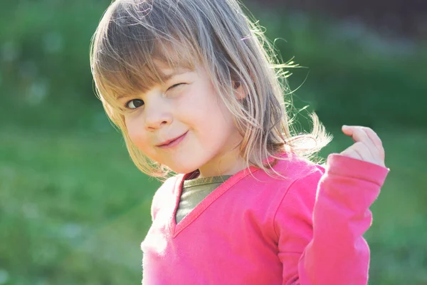 Kind Portret Van Knipogen Klein Meisje Roze Groene Achtergrond — Stockfoto
