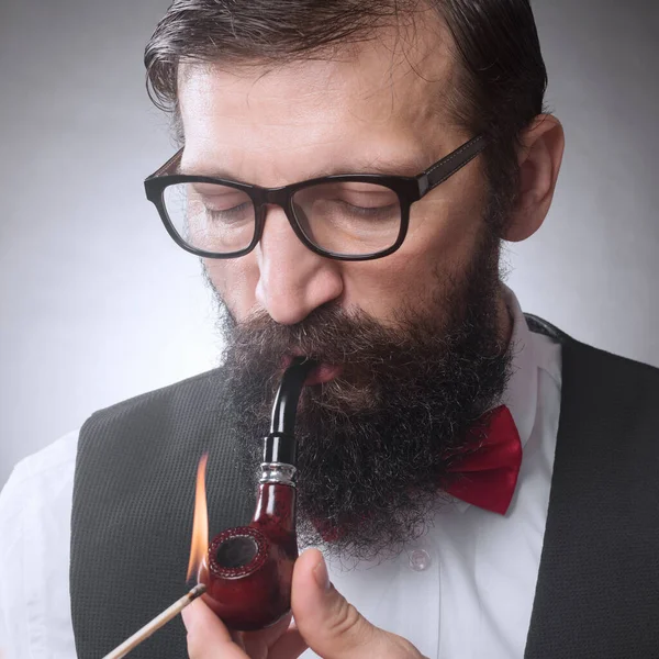 Vousatý Muž Brýlemi Zapaluje Kouří Tabákovou Dýmku — Stock fotografie