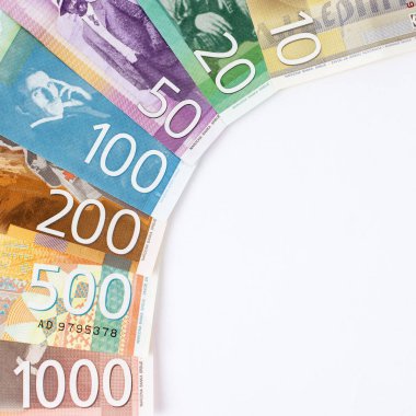 Renkli Sırp dinarı banknotları, beyaz arka planda kağıt para.
