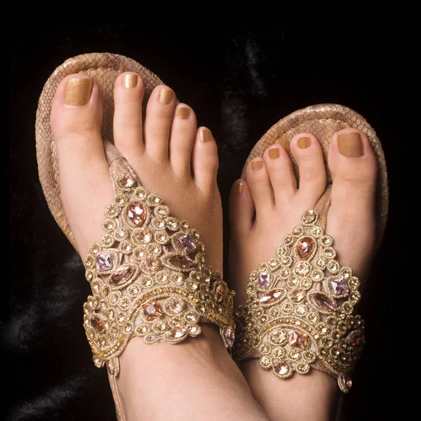 Vrouwelijke Benen Elegante Gouden Sandalen Zwarte Achtergrond — Stockfoto