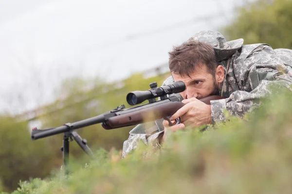 Caçador Soldado Exército Uniforme Militar Está Apontando Disparando Uma Arma — Fotografia de Stock