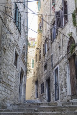 Sibenik boş sokakta