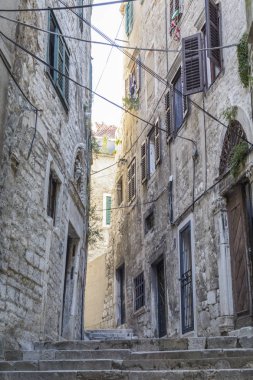 Sibenik boş sokakta