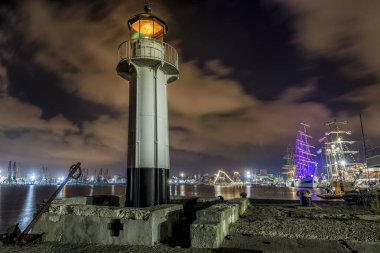 Gece ateş gemileri yelken ve deniz feneri Varna, Bulgaristan