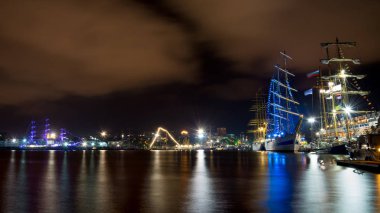 Varna'nın liman gece uzun gemi ile