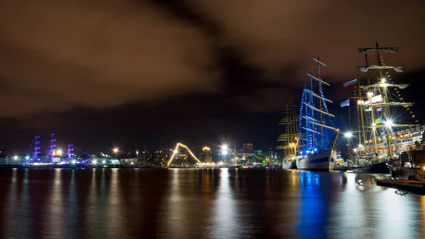 Varna'nın liman gece uzun gemi ile