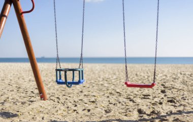 Sahilde yalnız salıncak