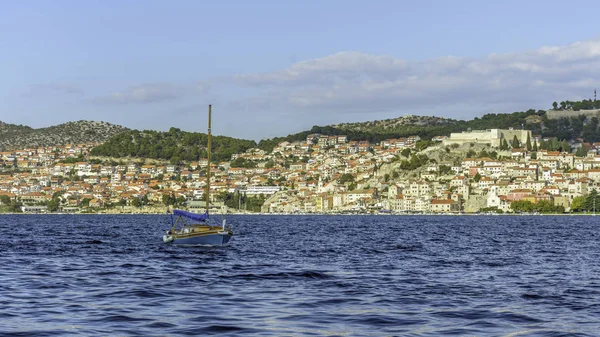 Rybí loď před Šibenik — Stock fotografie