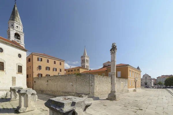 Pilar de la vergüenza, Iglesia de San Elías y Catedral de Santa Anasta — Foto de Stock