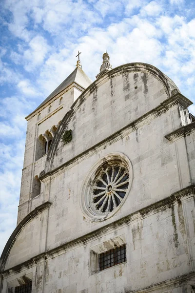 St Mary Kilisesi kadar kapatın