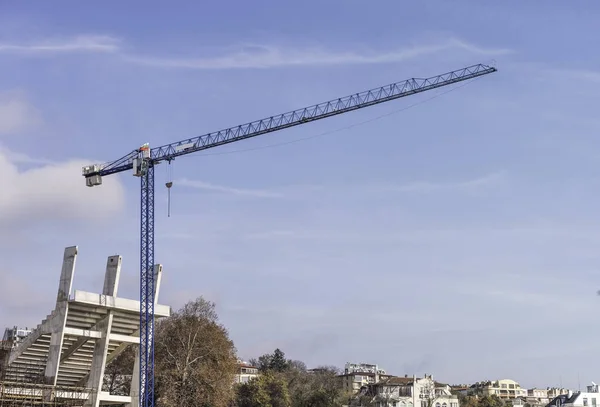 Blick auf einen isolierten Baukran — Stockfoto