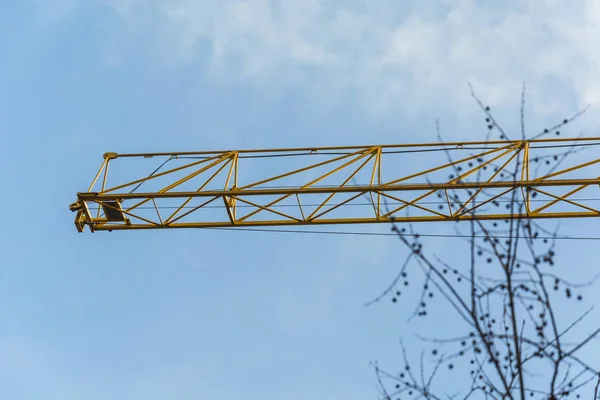 Oben vor einem Baukran — Stockfoto