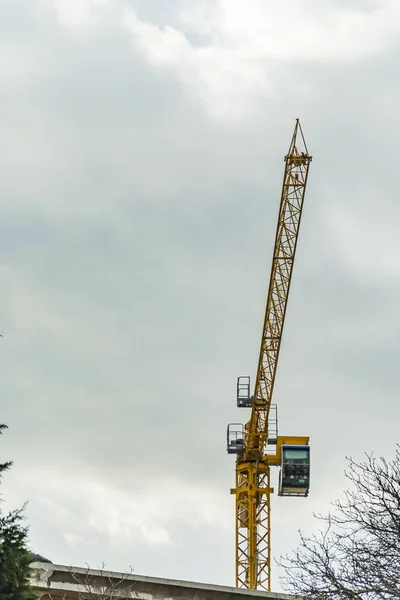 Gele bouw kraan — Stockfoto