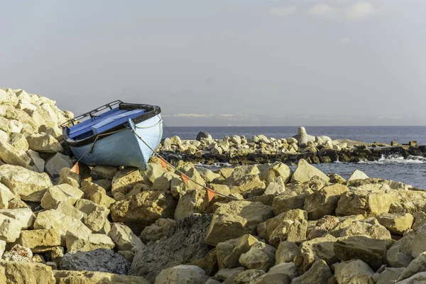 Kleines Boot auf den Felsen — Stockfoto