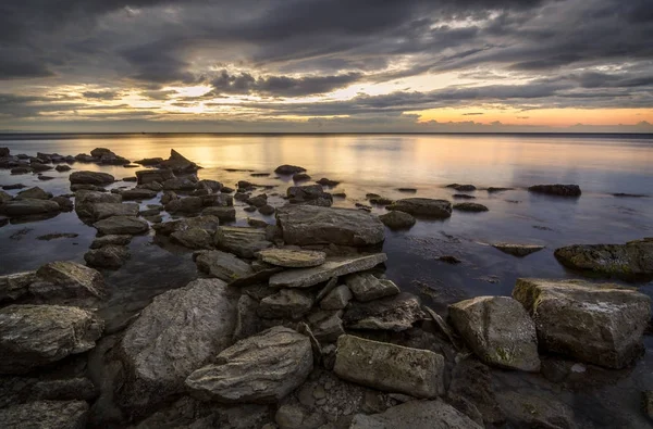 Скалы и Черное море на закате — стоковое фото
